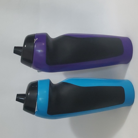 2 Water Squeese Sports Bottles 20 fl oz - Picture 2 of 3